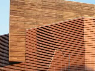 Fassade der Universität Kongju mit Keramikplatten
