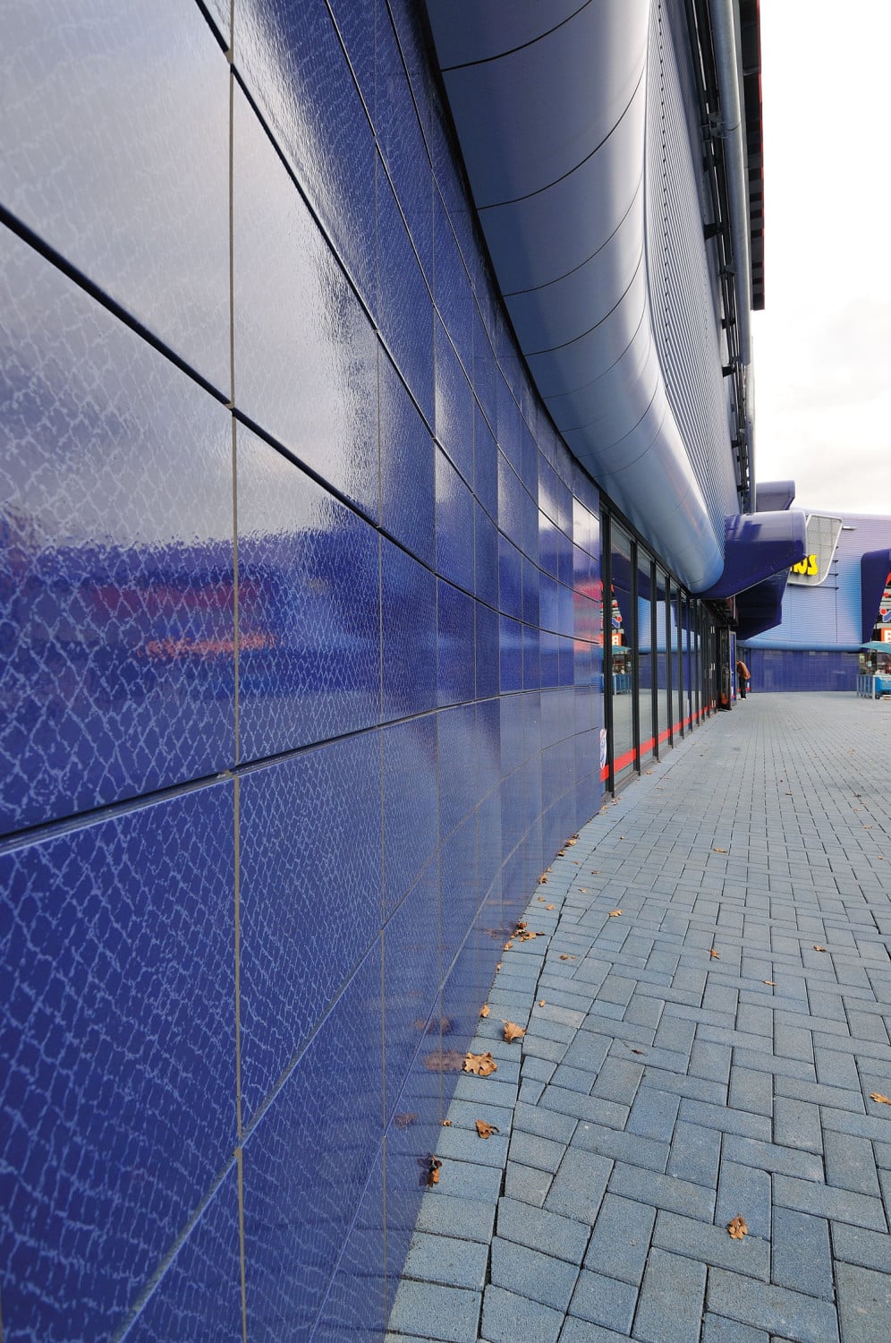 Retailpark in Roermond: Fassade mit gemusterten Keramikplatten