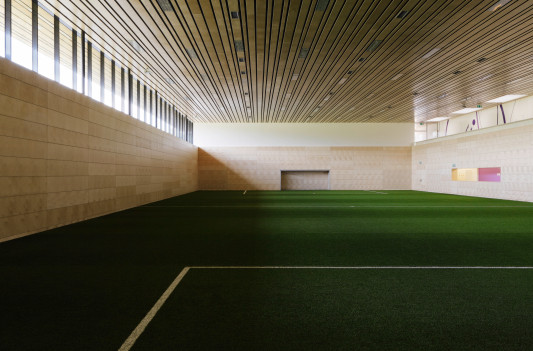 Die Halle mit Kunstrasen bietet die gleichen Trainingsbedingungen für die Nachwuchssportler wir die Plätze außen