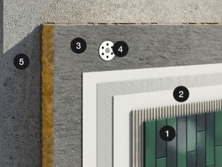 Fassadenverkleidung mit keramischen Fassadenplatten von Agrob Buchtal: Das Kerajoin-WDVS-System des Herstellers besteht aus dem keramischen Belag (1), dem Verbundmörtel mit Armierungsgewebe (2), der Dämmstoffplatte (3), der Verdübelung (4) und der Grundmauer (5). 