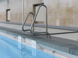 Schwimmhalle Finckensteinallee: Unter den Beckenkopfsteinen aus Granit verläuft eine Wiesbadener Rinne aus Steinzeug