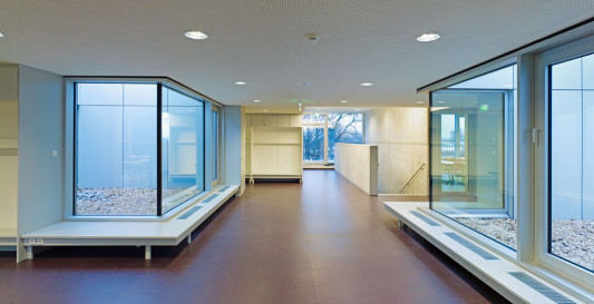 Im Inneren dominieren Sichtbetonwände und -decken