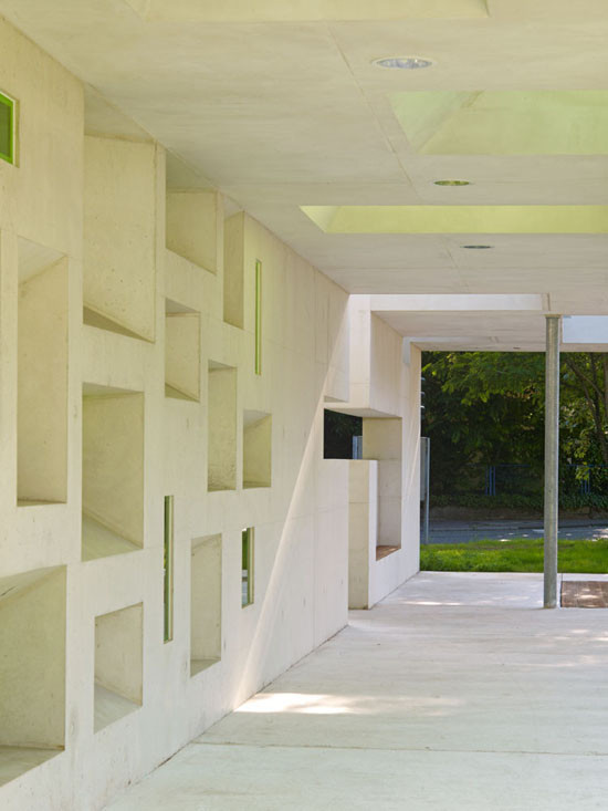 Wand und Decke bestehen aus weißem Sichtbeton