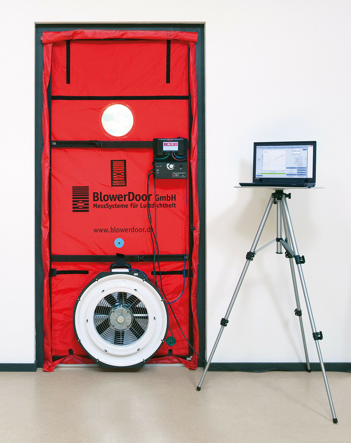 Der Blower-Door-Test, auch Differenzdruck-Messverfahren genannt, dient der Überprüfung der Luftdichtheit eines Gebäudes. Hier: Ein BlowerDoor Messsysteme für Luftdichtheit 