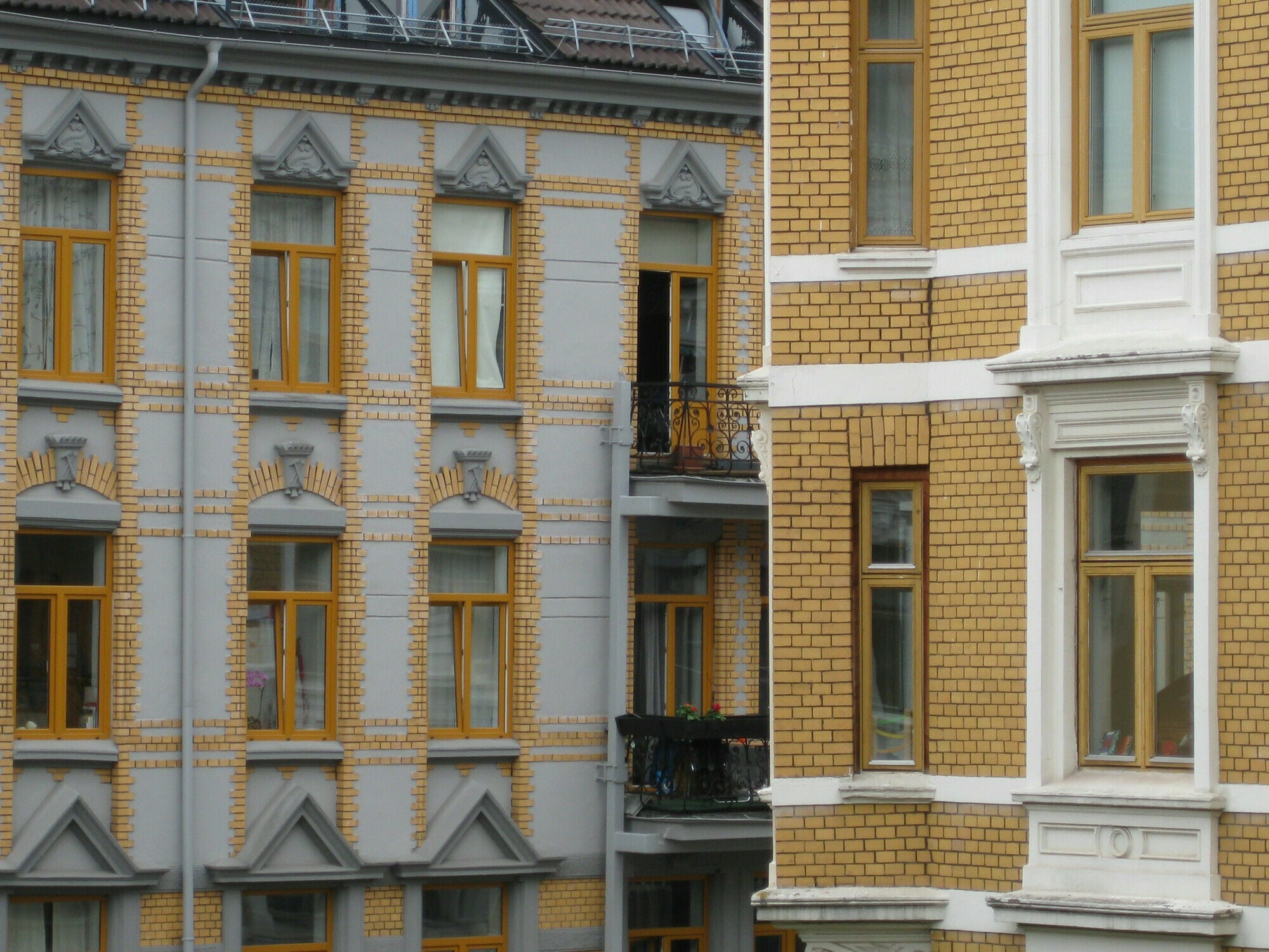 Es gibt viele Stellen an einem Gebäude, an denen Wärmeverluste entstehen können, wie etwa an den Außenwänden.