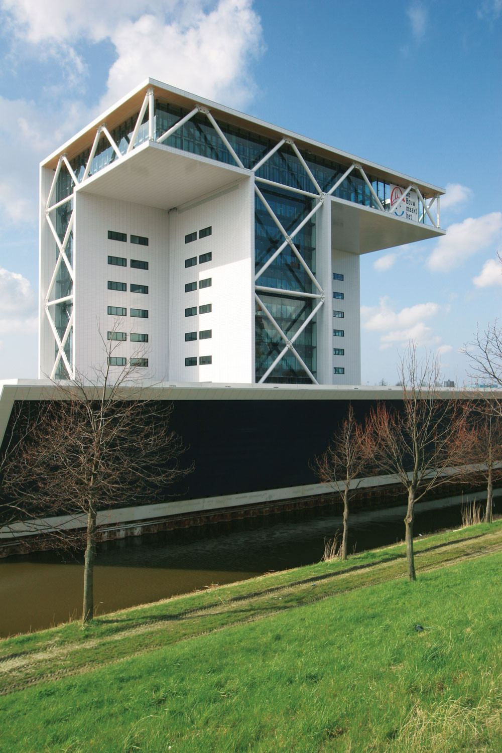 Fliesenfassade am Haus des Baugewerbeverbands in Zoetermeer