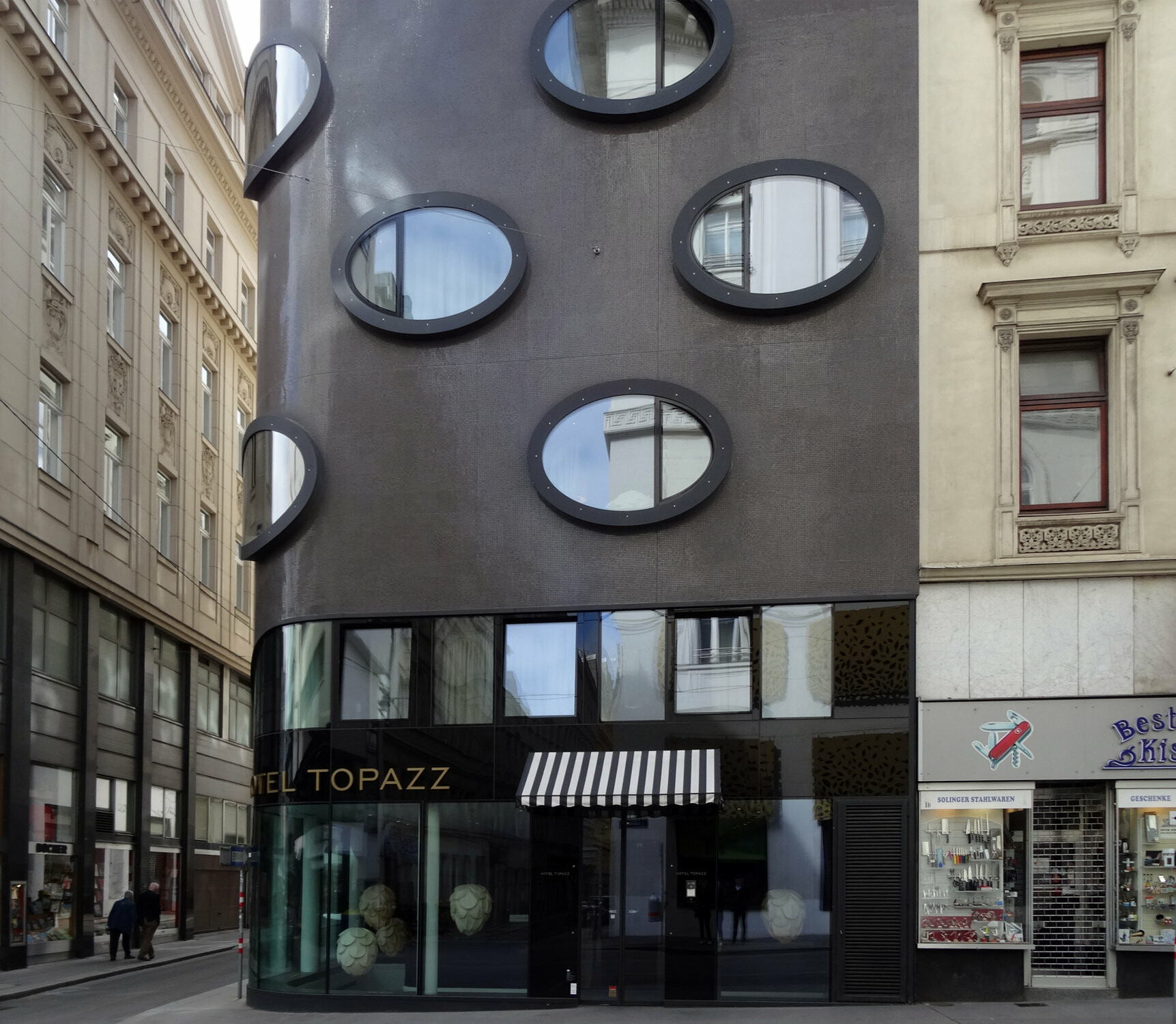 Direkt auf dem Untergrund aufgeklebte Glasmosaikfliesen als Teil eines Wärmedämmverbundsystems am Hotel Topzz in Wien.