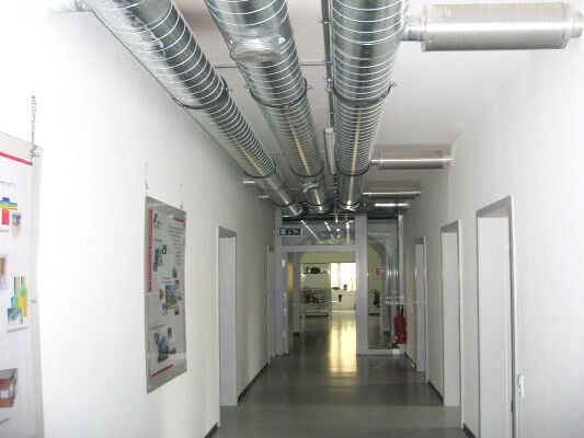 Nachträglich eingebaute Lüftungsleitungen im sanierten Altbau