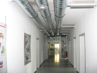 Nachträglich eingebaute Lüftungsleitungen im sanierten Altbau