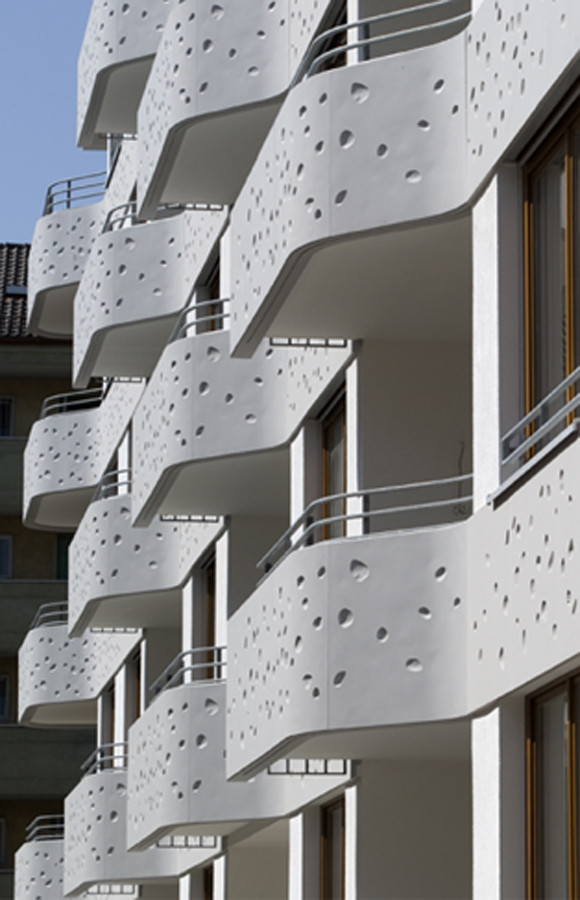 Die geschwungenen Balkone wurden aus Stahlbeton gegossen
