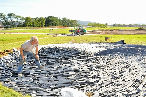 Der Künstler Chris Drury beim Aufbau