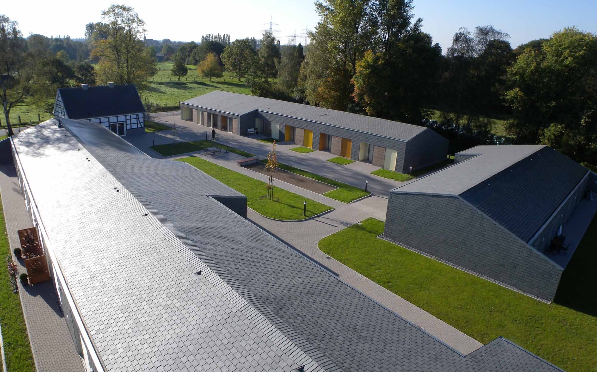 Hofanlage mit dem alten Fachwerkhaus (hinten links) als Gemeinschaftsgebäude