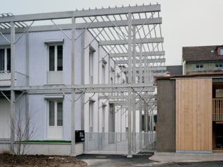 Das historische Holztragwerk wird nach außen in Beton fortgeführt