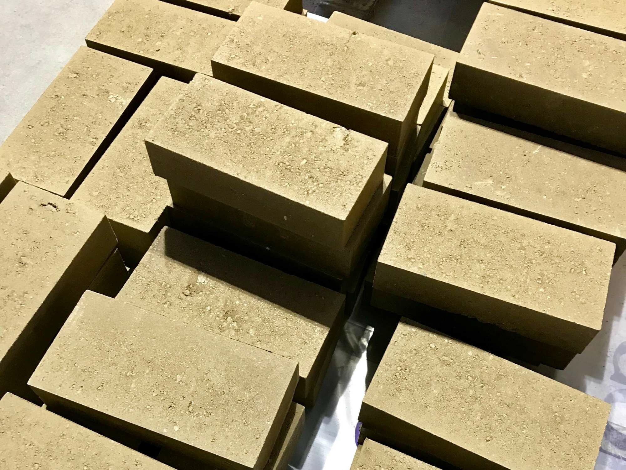 Produktion von Lehmziegeln („Terrabloc“)