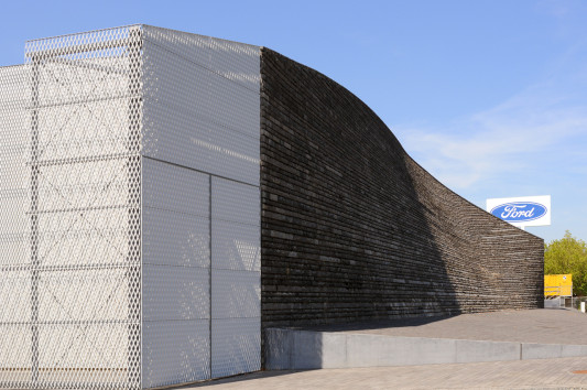 40 m konkav geschwungene Basaltsteinwand
