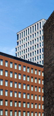Die Obergeschosse erhielten eine regelmäßige Lochfassade