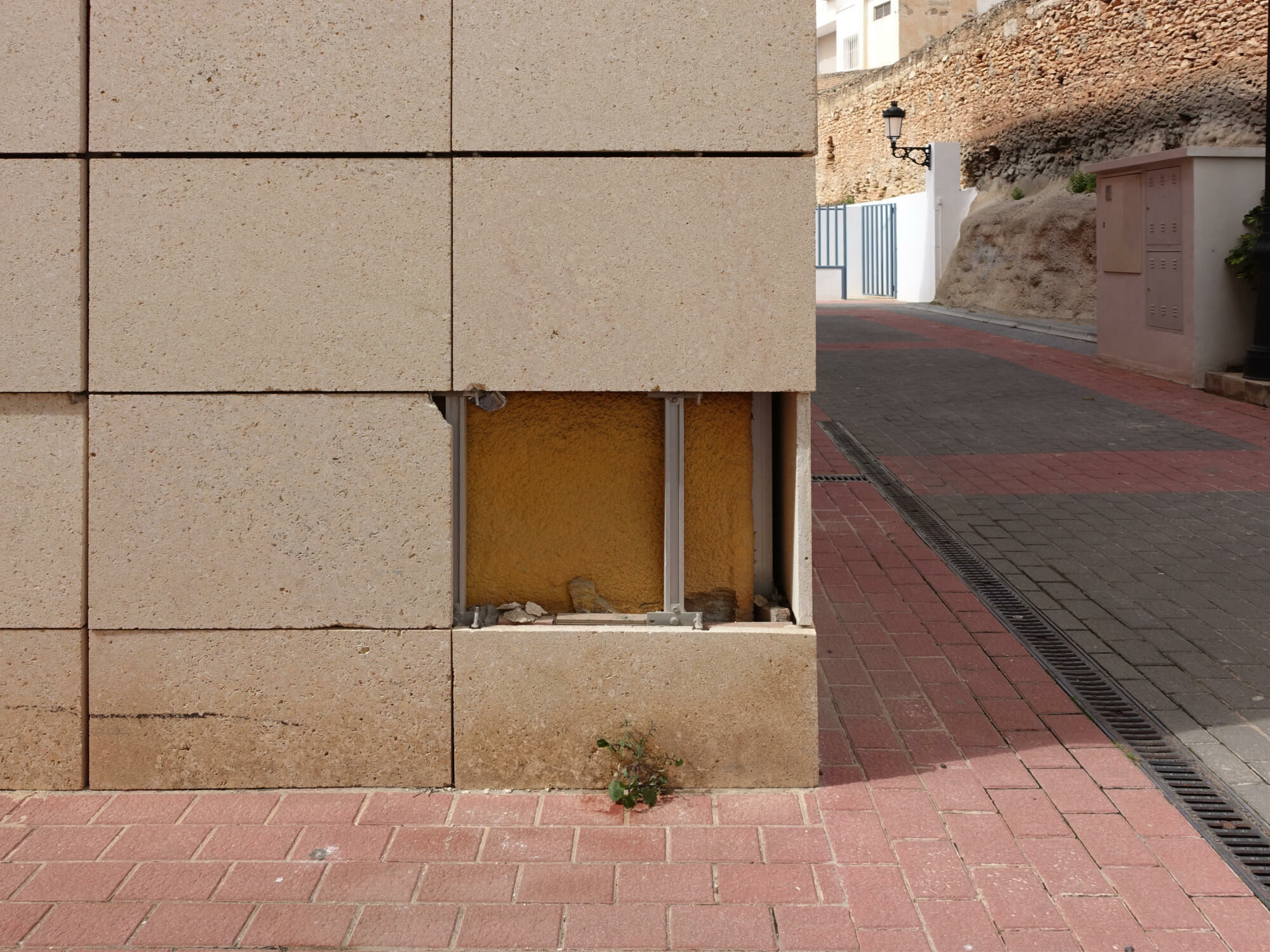 Herausgebrochene Natursplatte im Sockelbereich einer vorgehängten hinterlüfteten Fassade.