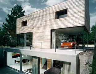 T-förmiges Haus: rechts die Garage, links das Wohnzimmer