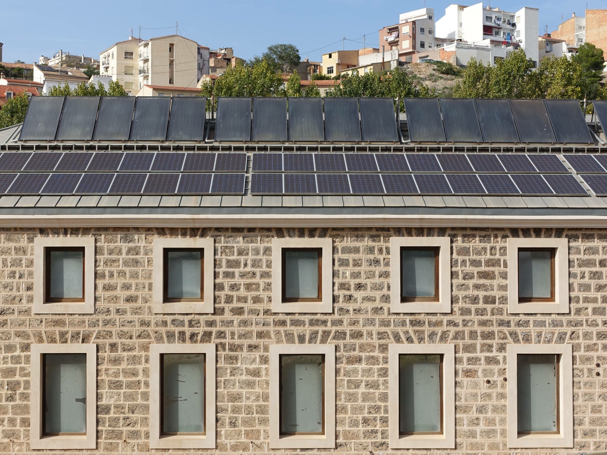 Als Europas Solar-Vorreiter hat Spanien die mit Abstand höchste Solarstromkapazität. Solarstrom wird nicht nur in gebäudenahen Anlagen produziert, wie bei dieser Aufdachanlage in Alcoy, sondern auch in großen Solarparks.