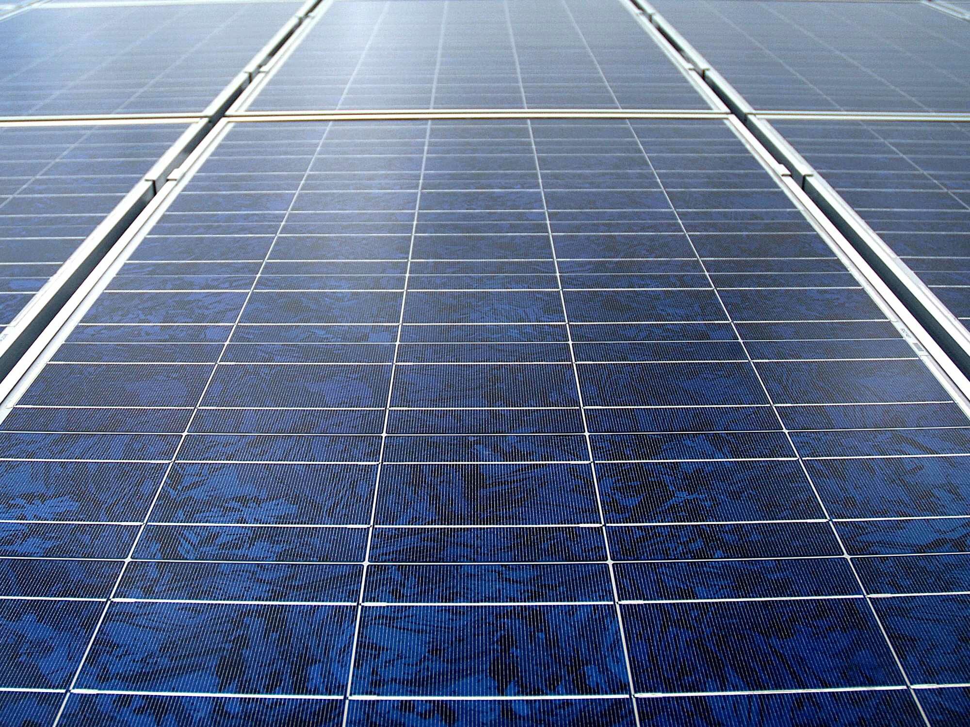 Polykristalline PV-Zellen schimmern oft bläulich, im Gegensatz zu den üblicheren monokristallinen PV-Zellen, die eher schwarz aussehen.