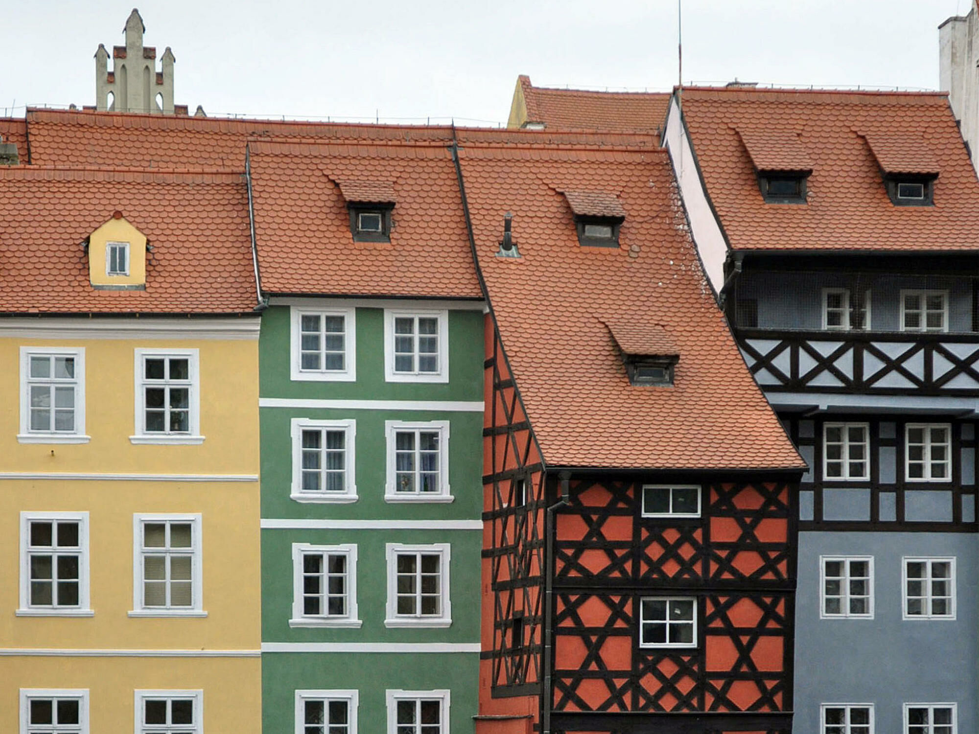 Hier ist die energetische Sanierung der Steildächer komplizierter, aber nutzt dreifach: Sie hilft, Energie zu sparen, den Wohnkomfort zu verbessern und vor einem dachseitigen Brandüberschlag zu schützen.