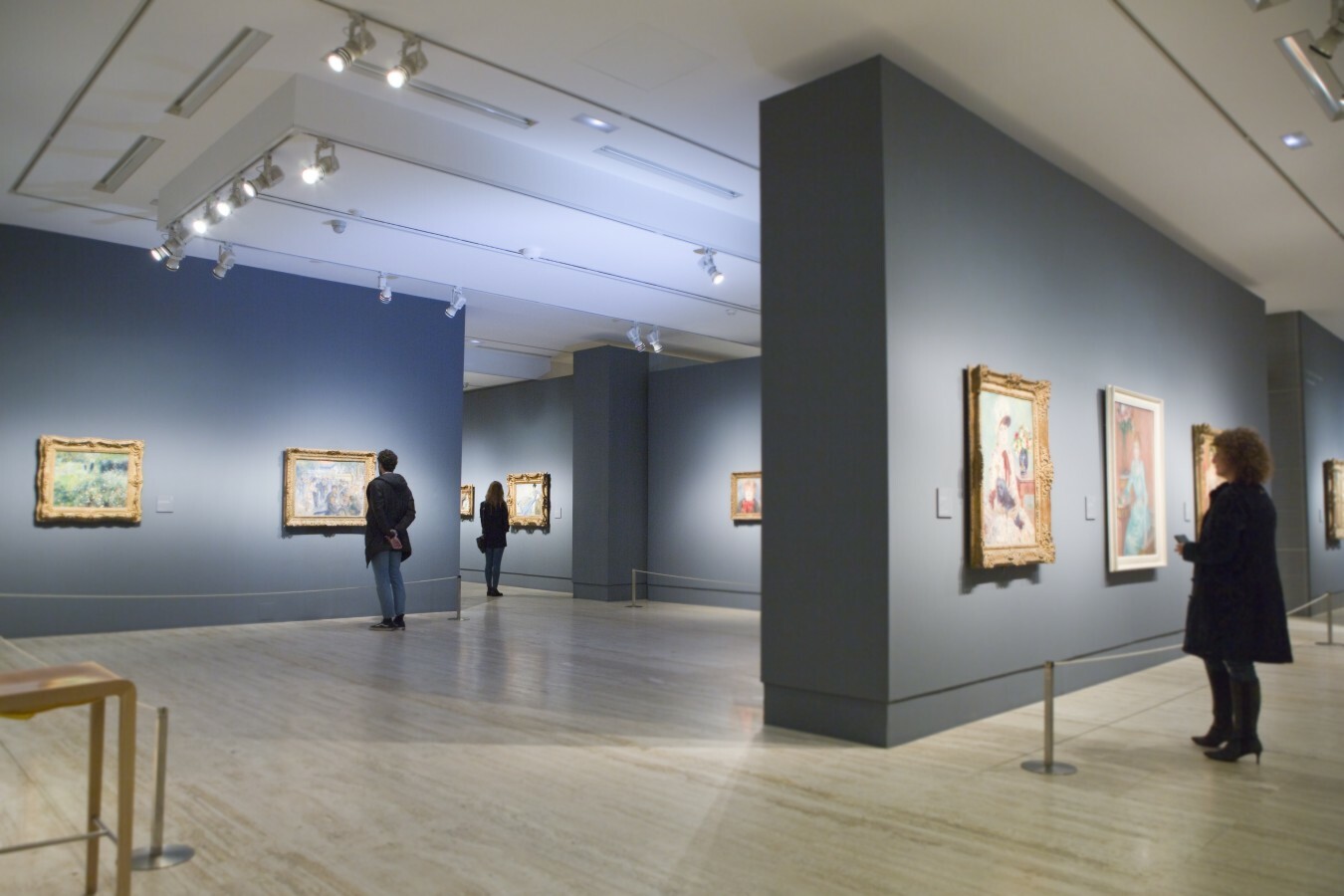 Die IP-Panoramakameras kommen zum Beispiel im Museum Thyssen-Bornemisza in Madrid zum Einsatz. Der spezielle Museumsmodus der Kameras bildet virtuelle Absperrung rund um Kunstwerke und ersetzt Infrarot-Lichtschranken.