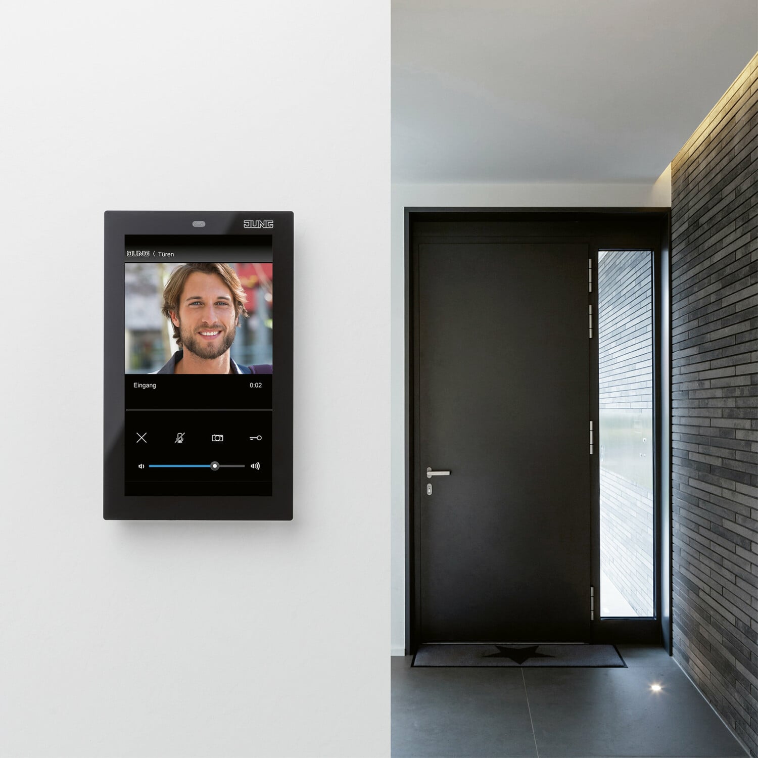 Im Privatbereich beginnt die Überwachung schon an der Haustür, mit Video-Innenstationen für die Türkommunikation (Produkt: Smart Control 7 mit Siedle App von Jung)