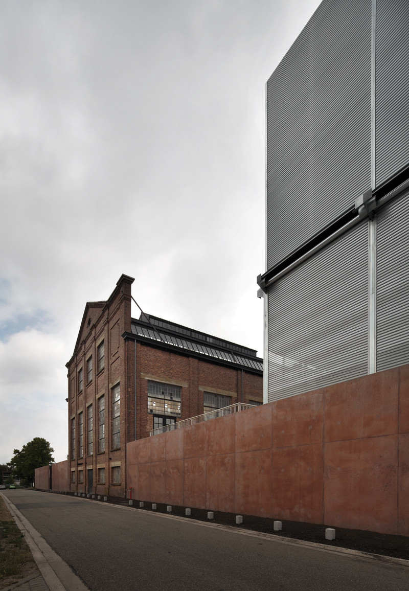 Blick auf die Straßenfassade zur Henri Esserslaan