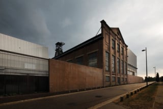 Die neuen Baukörper sind links und rechts von der Hauptmaschinenhalle angeordnet