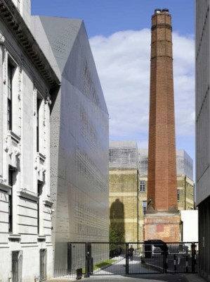 Der metallene Neubau bildet einen Kontrast zur historischen Town Hall