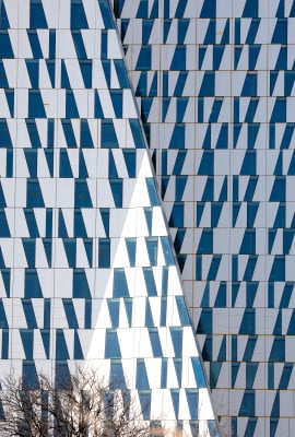 Viele polygonale Formen bestimmen das Bild der Fassade