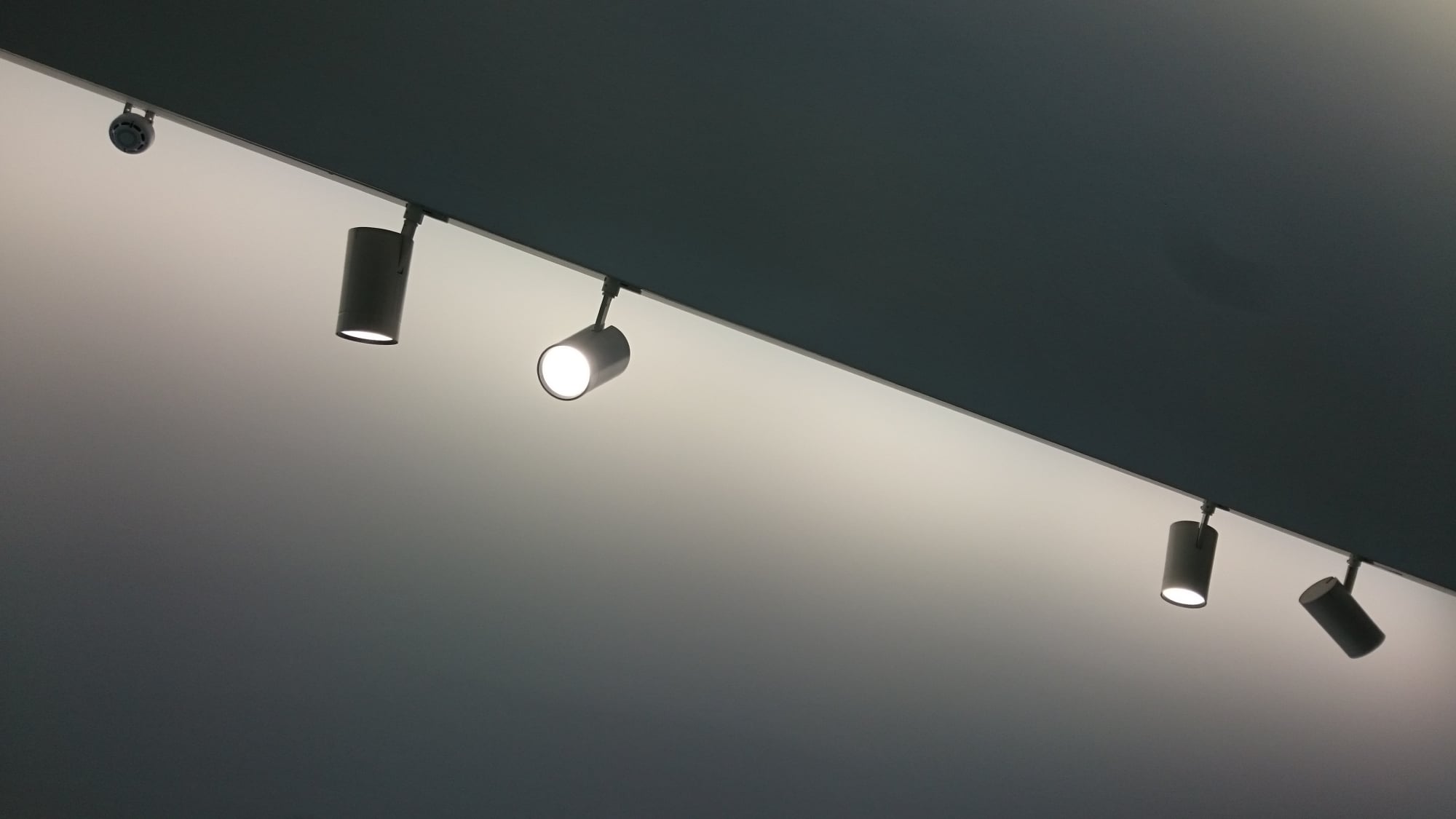 Voraussetzung für die Umsetzung eines zentralen Lichtmanagementsystems ist die Verwendung von Protokollen, die die Kommunikation aller Leuchten und Geräte innerhalb der Beleuchtungsanlage ermöglichen.