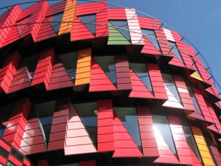 Bunte Fliesen prägen die Fassade