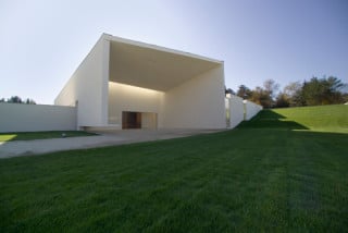 Die Vorhalle mit dem schwebenden Podest