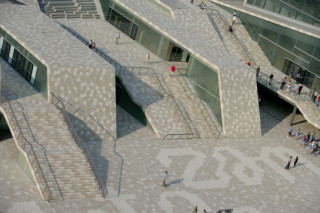 Treppen, Rampen und Gebäude prägen das Bild der Anlage