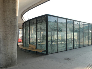 Die gerundete Form folgt dem Flugdach der Kennedybrücke