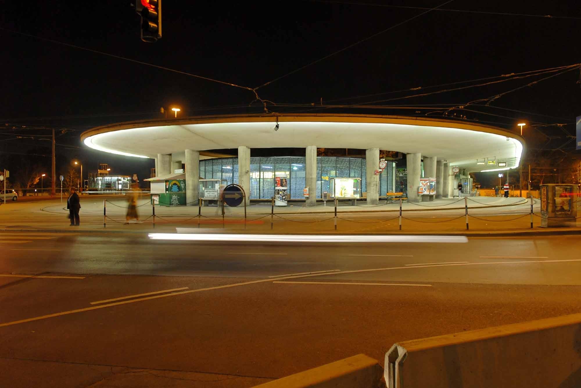 Der gläserne Pavillon liegt an einem der belebtesten Verkehrsknotenpunkte in Wien