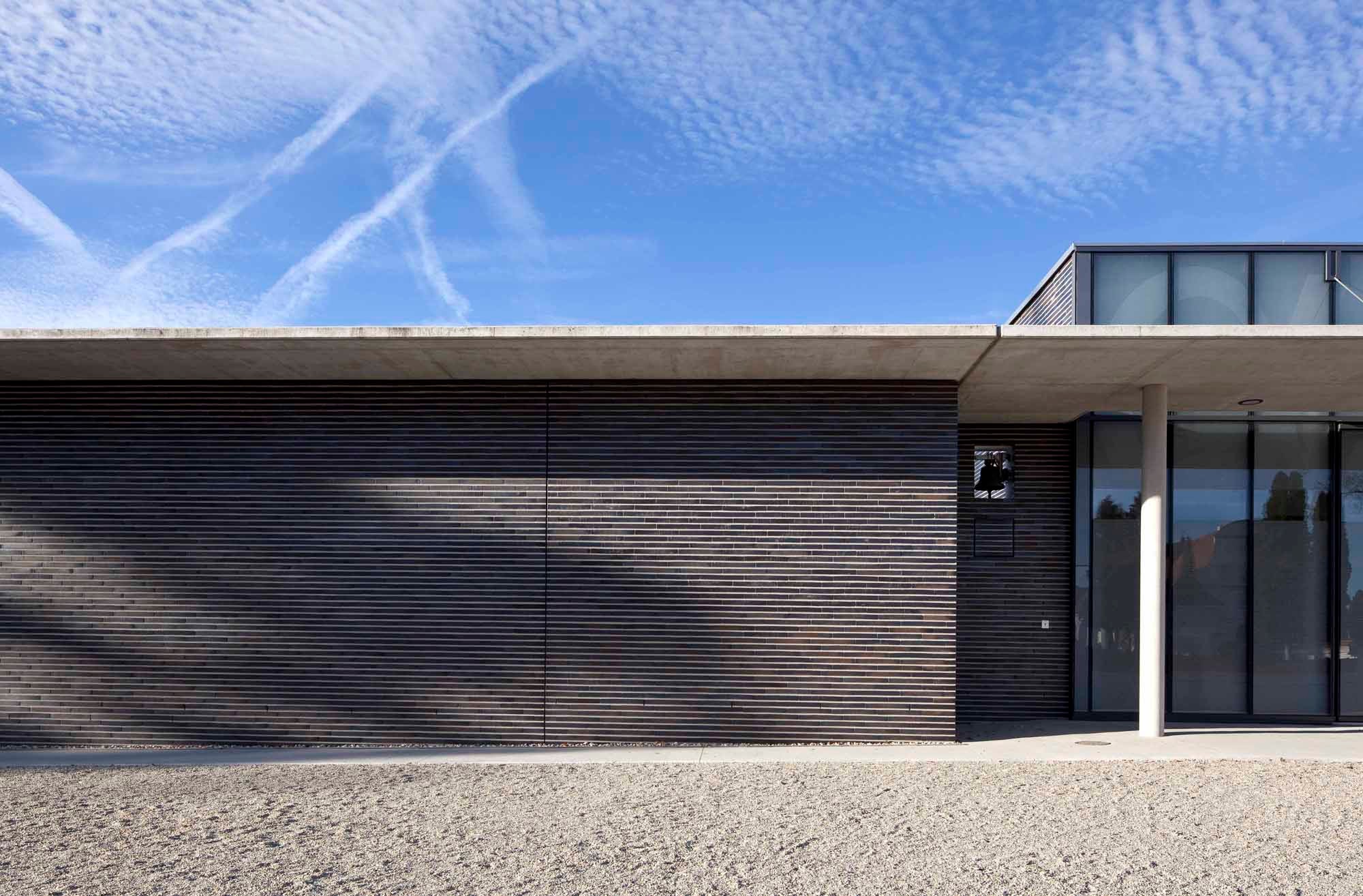 Horizontale Gliederung der Klinkerfassade durch ein schmales Riegelformat
