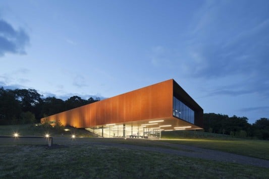 In Erinnerung an den fortschrittlichen und handwerklich geschickten Umgang der Kelten mit Metall wurde die gesamte Fassade mit Corten-Stahlplatten verkleidet