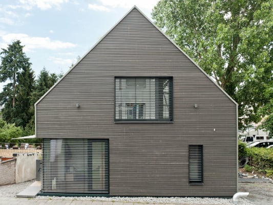 Giebelseite mit Rhombus-Lärchenschalung