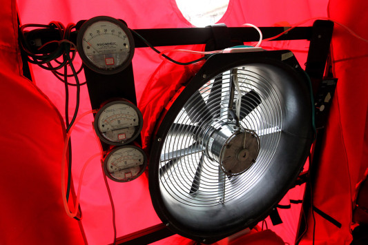 Messinstrumente bestimmen die Druckdifferenzen, welche das Gebläse erzeugt und die Luftmengen, die der Ventilator transportiert