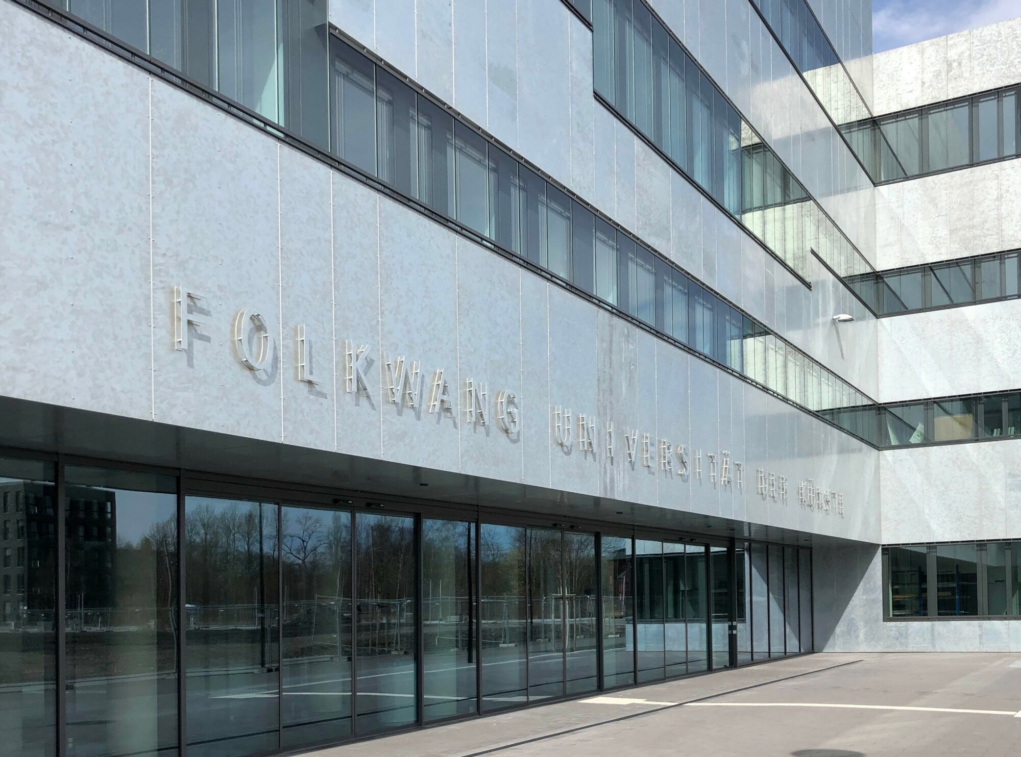 Mehrfach ausgezeichnet: Die vorgehängte hinterlüftete Fassade aus feuerverzinkten Stahlplatten der Folkwang-Hochschule, Essen. Architektur: MGF Architekten, Stuttgart