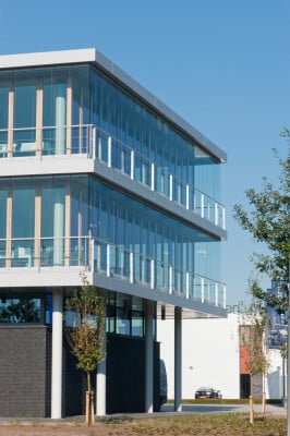 Die äußere Fassadenebene ist eine ungedämmte Horizontalschiebewand aus Glas