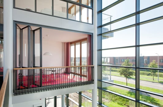 Blick auf die Büroräume vom Atrium