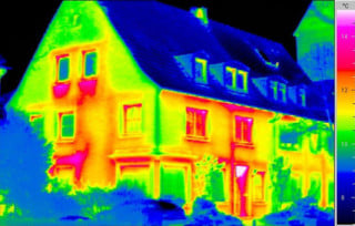 Thermografie-Aufnahme einer Altbaufassade