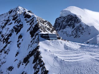 Außenansicht des Matterhorn Glacier Paradise von Süden mit Bergbahn