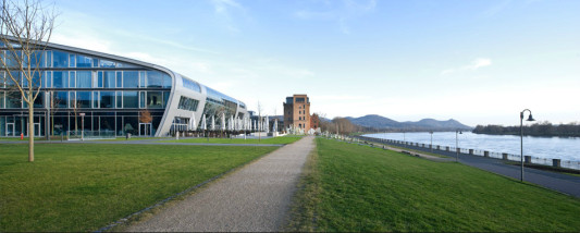 Das Hotel liegt direkt am Rhein und ist mit der Uferzone verbunden