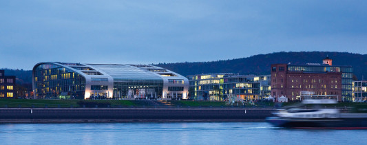 Das Kameha Grand Hotel in der Dämmerung