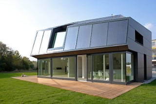 Auffällig an dem Gebäude ist seine polygonale Außenhülle