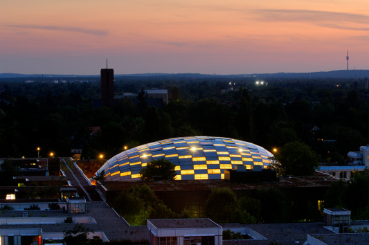 Nachts entsteht ein mosaikähnliches Bild der Dachhaut, da manche Paneele transparent sind